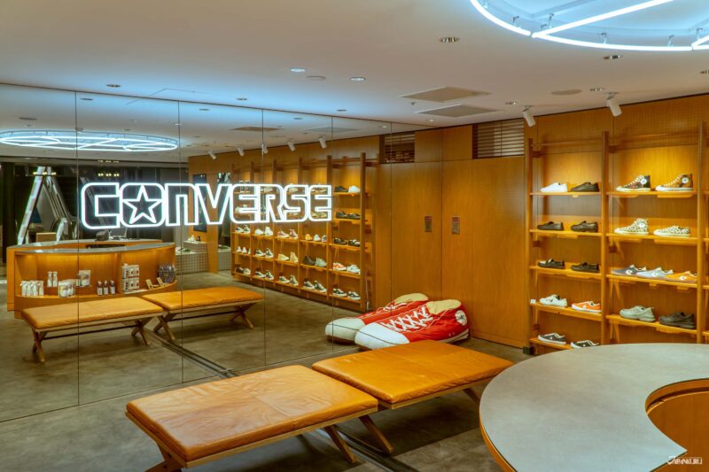 大きな鏡が置かれたコンバース横浜店の店内