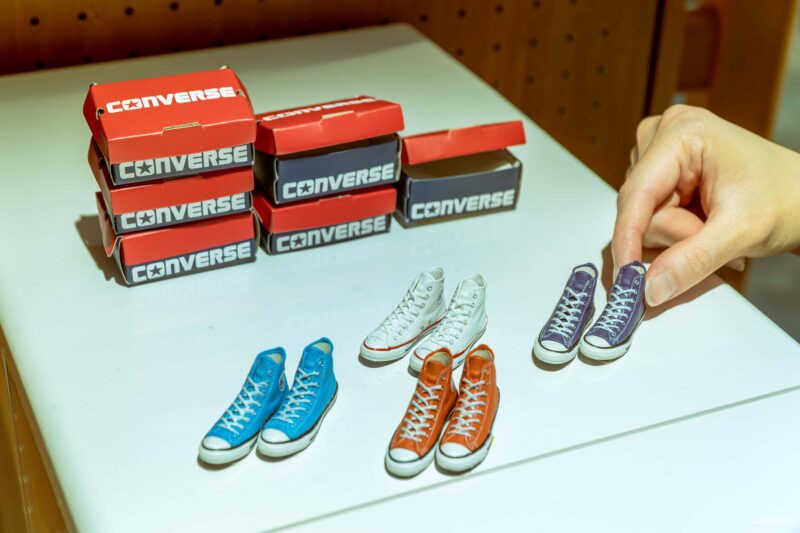 ミニチュアのオールスターやウエポンのガシャポン
