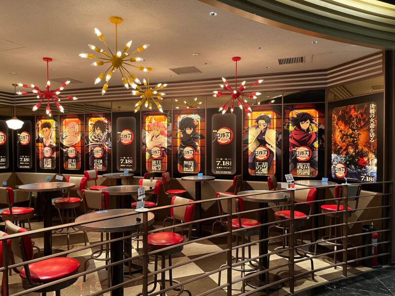 귀멸의 칼날 무한성 편 테마로 꾸며진 클래퍼스 다이너 매장 인테리어