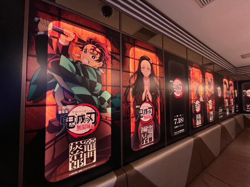 귀멸의 칼날 무한성 편 테마로 꾸며진 클래퍼스 다이너 매장 인테리어