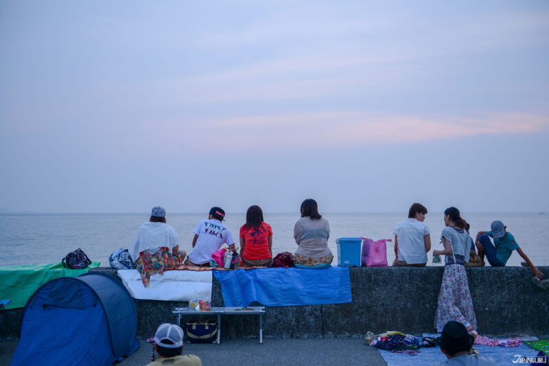 ปูเสื่อนั่งชมดอกไม้ไฟญี่ปุ่น