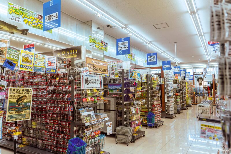 캐스팅(CASTING) 내부 진열대 모습, 다양한 낚시 장비