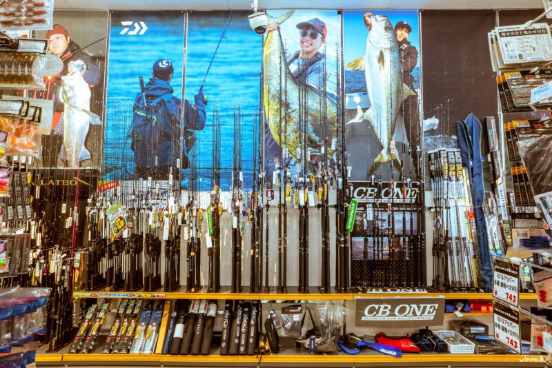 다양한 브랜드 낚싯대가 진열된 모습