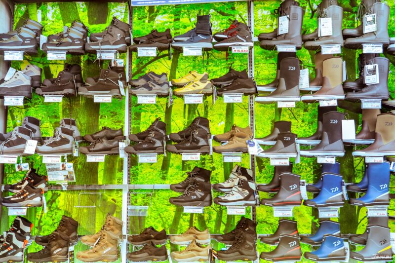 낚시용 신발 및 가방 진열