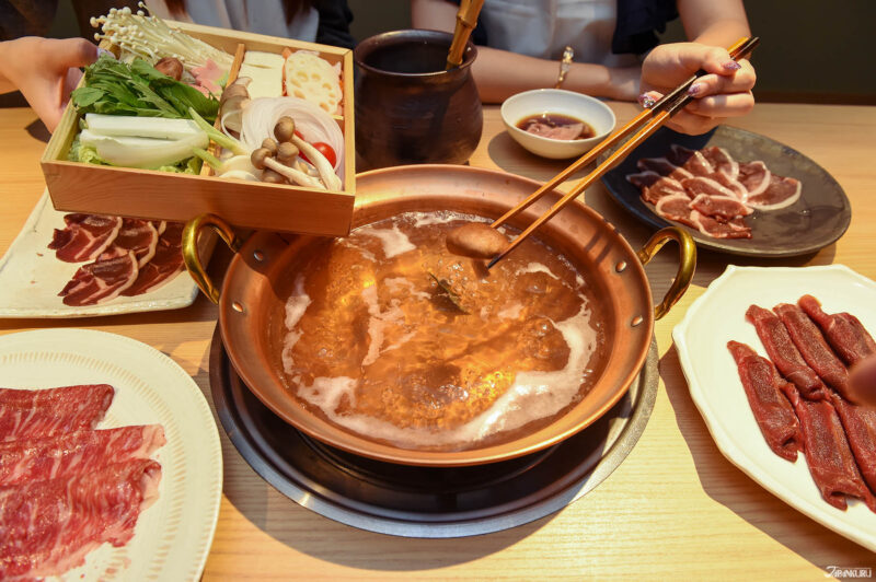 일본 음식이 담긴 접시와 테이블 세팅 사진