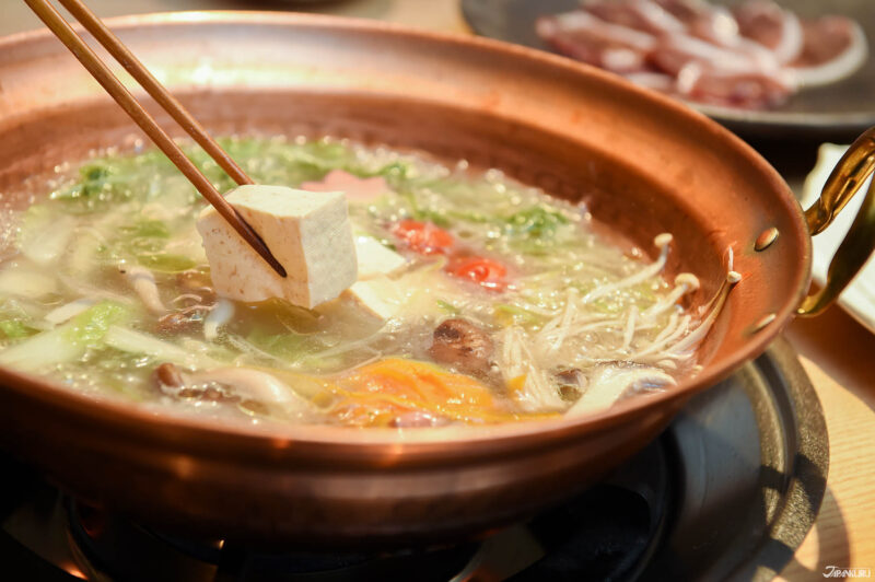 일본 음식이 담긴 접시와 테이블 세팅 사진