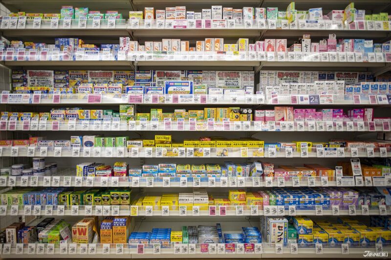 일본 드럭스토어에서 판매 중인 다양한 생활용품 디스플레이