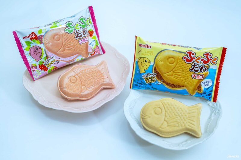 ขนมญี่ปุ่นสอดไส้รสคือช็อกโกแลตและสตรอว์เบอร์รี 